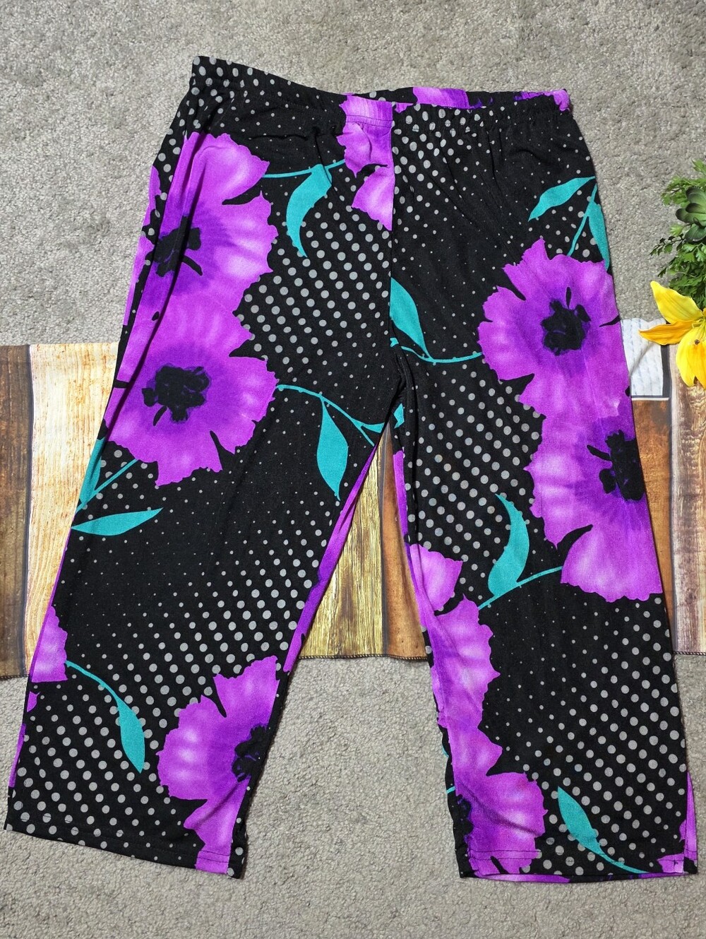 Floral Polka Dot Pattern Capris with Purple Flowers Women's Size XXL